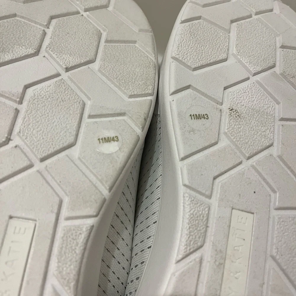 Kelly & Katie Vebony slip on sneakers gently worn